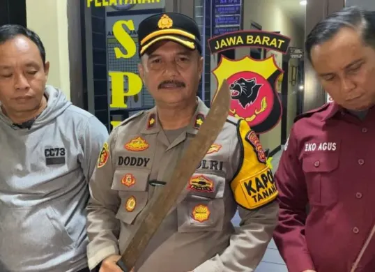 Kapolsek Tanah Sareal, Kompol Doddy Rosjadi menunjukkan barang bukti sajam diduga digunakan remaja untuk tawuran. (Sumber: Dok. Polsek Tanah Sareal)