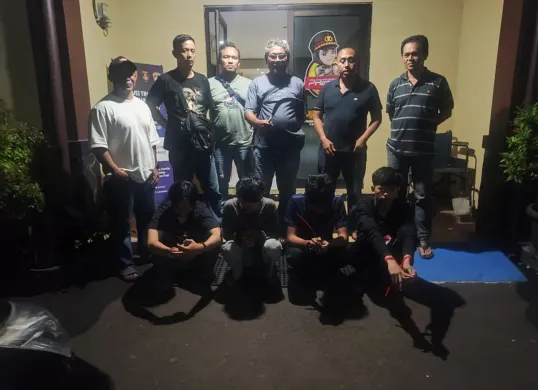 Kanit Reskrim Polsek Beji, Iptu Waras bersama tim opsnal berhasil menangkap pelaku tawuran antarpemuda kampung beserta barang bukti sebilah sajam. (Sumber: Dok Polsek Beji)