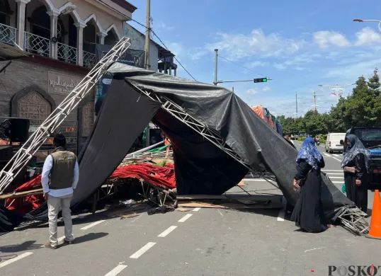Kondisi tenda acara Maulid Nabi di Masjid Baitushobri, Kembangan, Jakarta Barat, setelah ditabrak mobil, Minggu, 9 November 2025. (Sumber: Poskota/Pandi Ramedhan)