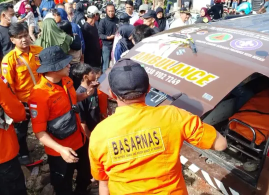 Personel SAR gabungan mengevakuasi korban tenggelam yang terseret arus Kali Cikeas di Perumahan Nusapala, Jatiasih, Kota Bekasi, Minggu, 9 November 2025. (Sumber: Dok SAR Bekasi)