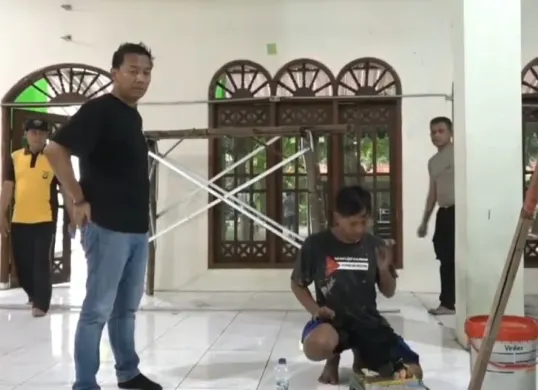 Jajaran Polres Metro Jakarta Utara menggelar aksi bersih-bersih di lingkungan sekolah SMAN 72 Jakarta. (Sumber: Istimewa)