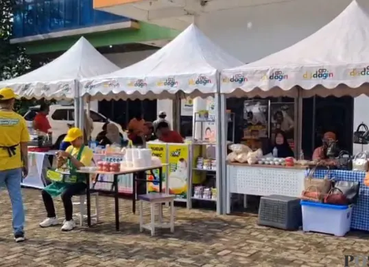 UMKM dan PKL berdagang di uji coba CFD Tegar Beriman yang ketiga. (Sumber: POSKOTA | Foto: Giffar Rivana)