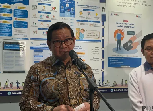 Gubernur Jakarta, Pramono Anung saat menyampaikan pernyataan kepada awak media di Kantor TJ, Jakarta Timur, Senin, 10 November 2025. (Sumber: Poskota/M. Tegar Jihad)