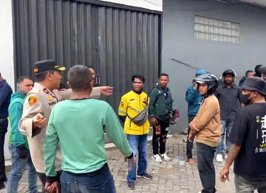 Petugas polisi berusaha menenangkan dua kelompok yang terlibat bentrok di wilayah Cengkareng, Jakarta Barat, Senin, 10 November 2025. (Sumber: Istimewa)