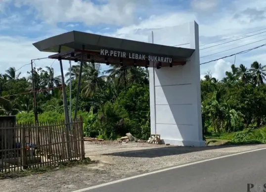 Bangunan gapura menuju rumah Wakil Bupati Pandeglang di Kampung Petir. (Sumber: Poskota/Samsul Fatoni)