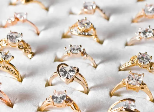 Ilustrasi - Harga emas perhiasan hari ini, Senin, 10 November 2025 terpantau stabil. (Sumber: Pixabay/servetphotograph)