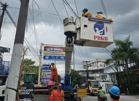 Petugas PDKB PLN UP3 Cengkareng memelihara jaringan listrik bertegangan tinggi di kawasan Jakarta Barat. (Sumber: Dok. PLN UID Jakarta Raya)