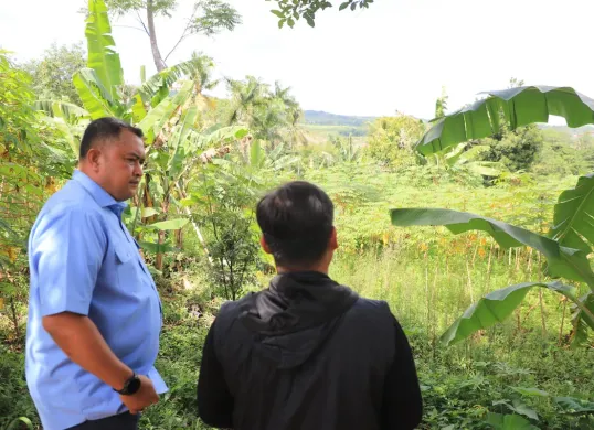 Bupati Bogor Rudy Susmanto meninjau lahan hutan kota di Desa Tajur, Kecamatan Citeureup. (Sumber: Pemkab Bogor)