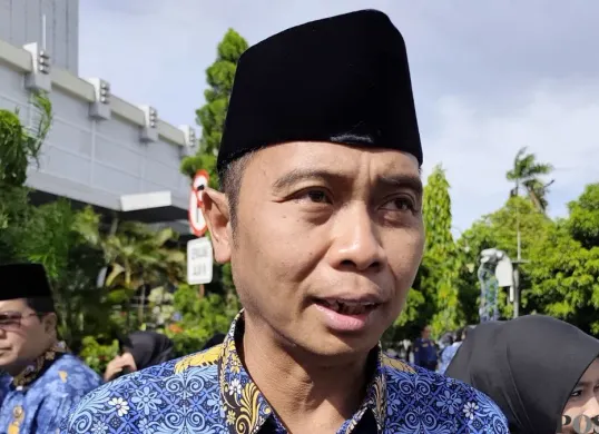 Kepala DBMSDA Kota Bekasi, Idi Sutanto menyampaikan pernyataan kepada awak media di Plaza Pemkot Bekasi, Senin, 10 November 2025. (Sumber: Poskota/Nurpini Aulia Rapika)