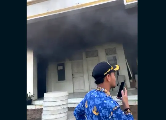 Tangkap layar asap mengepul dari dalam Kantor Desa Sukaharja yang kebakaran pada Senin, 10 November 2025.