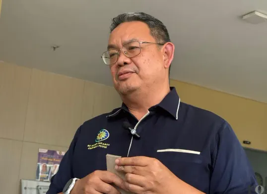 Dirut RSIJ Cempaka Putih, Pradono Handojo saat menyampaikan pernyataan kepada awak media, Senin, 7 November 2025. (Sumber: Poskota/M. Tegar Jihad)