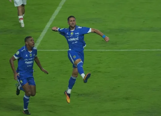 Potret Luciano Guaycochea yang mendapat sanksi dari  Komdis PSSI. (Sumber: Persib)