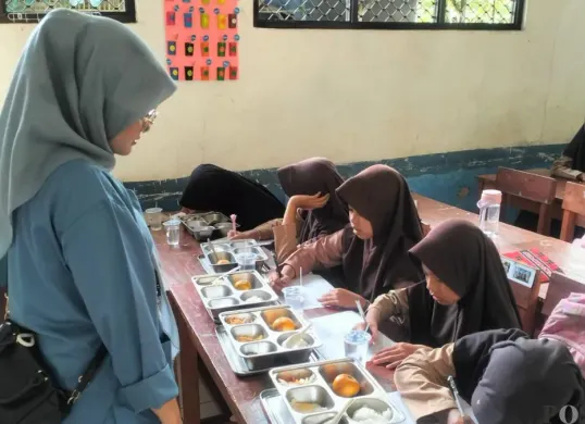 Puluhan siswa menyantap program MBG di Kabupaten Pandeglang. (Sumber: Poskota/Samsul Fatoni)