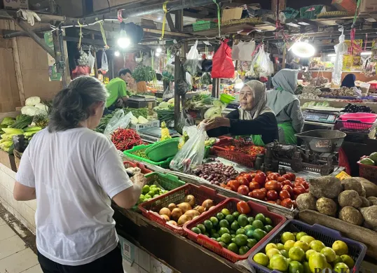 Aktivitas pedagang dan pembeli di pasar tradisional Tomang Barat, Grogol Petamburan, Jakarta Barat (Sumber: Poskota/Pandi Ramedhan)