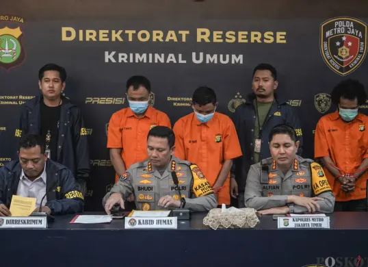 Polda Metro Jaya gelar konpers penangkapan kasus penembakan terhadap hansip hingga tewas di wilayah Cakung, Jakarta Timur, Senin, 10 November 2025. (Sumber: POSKOTA | Foto: Bilal Nugraha Ginanjar)