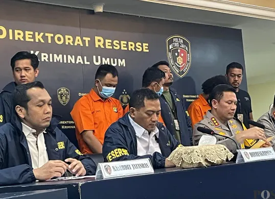 Polda Metro Jaya gelar konferensi pers terkait kasus penangkapan pelaku penembakan terhadap pengacara, Jakarta Pusat, Senin, 10 November 2025. (Sumber: POSKOTA | Foto: Pandi Ramedhan)