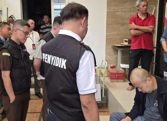 Penyidik Kejari Jakarta Timur saat melakukan penggeledahan terkait dugaan korupsi pengadaan mesin jahit pada Senin, 10 November 2025. (Sumber: Istimewa)