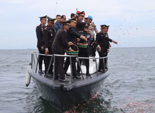 Jajaran Polres Kepulauan Seribu menggelar tabur bunga peringatan hari pahlawan di perairan, Senin, 10 November 2025. (Sumber: Dok. Istimewa)