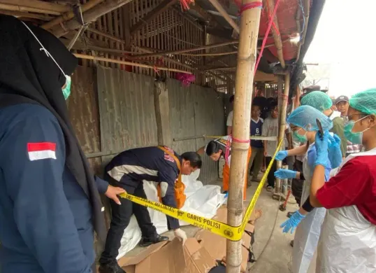 Petugas Unit indentifikasi Satreskrim Polres Serang melakukan olah TKP sebelum mengevakuasi jasad sopir ke RS Bhayangkara, Senin, 10 November 2025. (Sumber: Dok. Polsek Cikande)