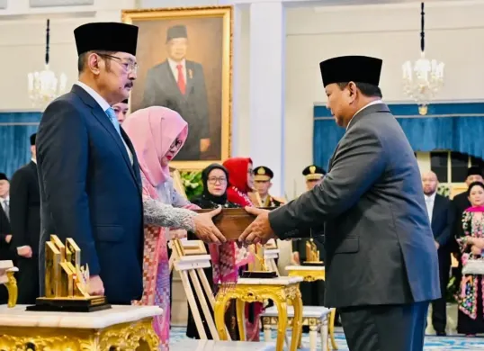 Putri sulung Presiden ke-2 RI, Soeharto, Siti Hardijanti Rukmana dan adiknya, Bambang Trihatmodjo saat upacara pemberian gelar Pahlawan Nasional pada Senin, 10 November 2025. (Sumber: Sekretariat Negara)