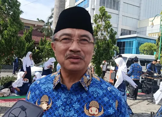 Wakil Wali Kota Bekasi, Abdul Harris Bobihoe menyampaikan Pemkot Bekasi telah berkoordinasi dengan DKI Jakarta dan Pemprov Jabar untuk atasi longsor di TPST Bantargebang. (Sumber: Poskota/Nurpini Aulia Rapika)