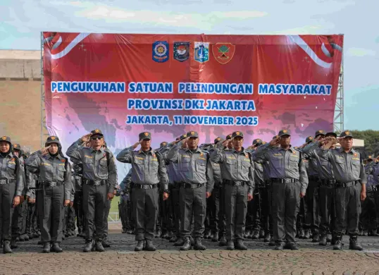 Ribuan anggota Satlinmas dan Satgas Linmas saat dikukuhkan oleh Wakil Gubernur Jakarta Rano Karno di sisi Selata Monas, Jakarta Pusat, Selasa, 11 November 2025. (Sumber: Kominfotik Pemprov Jakarta)