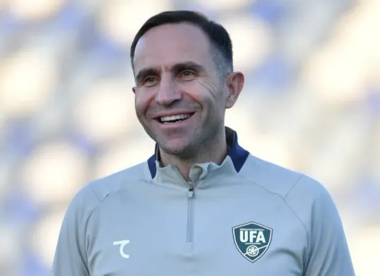 Timur Kapadze saat mendampingi tim Uzbekistan di babak kualifikasi Piala Dunia 2026. Kini, namanya dikaitkan kuat dengan kursi pelatih Timnas Indonesia. (Sumber: Instagram/@udahsalaman)