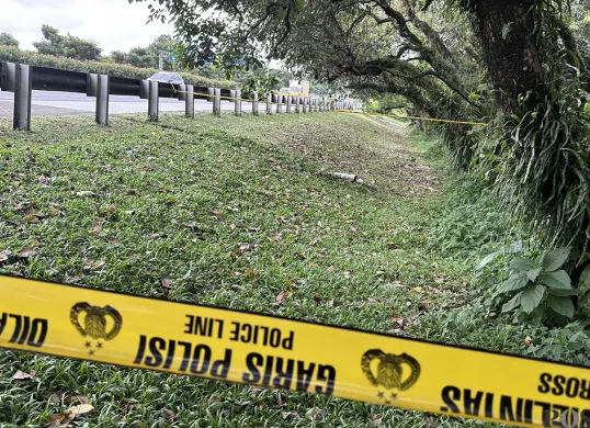 Garis polisi dipasang di TKP penemuan mayat dengan kaki dan tangan terikat di pinggir Tol Jagorawi, tepatnya di Kampung/Desa Leuwinutug, Kecamatan Citeureup, Kabupaten Bogor. (Sumber: POSKOTA | Foto: Giffar Rivana)