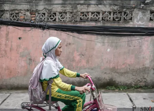 Kabel Utilitas Menjuntai Ke Jalanan di Karet Kuningan