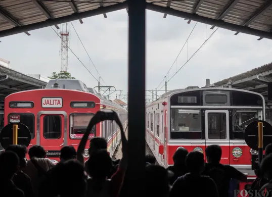 Ilustrasi - Perjalanan Kereta Rel Listrik (KRL) lintas Bogor–Jakarta Kota mengalami gangguan pada Rabu pagi, 17 Desember 2025. 
(Sumber: Poskota/Bilal Nugraha Ginanjar)