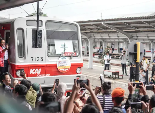 KAI Pensiunkan Tiga KRL Generasi Pertama