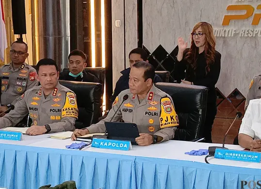 Kapolda Metro Jaya, Irjen Pol Asep Edi Suheri (tengah), saat menyampaikan keterangan dalam konferensi pers terkait kasus ledakan di SMAN 72, Selasa, 11 November 2025. (Sumber: POSKOTA | Foto: Ali Mansur)