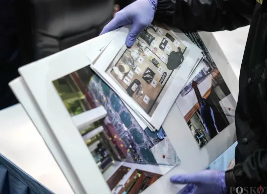Anggota Polda Metro Jaya menunjukkan foto-foto olah TKP kasus ledakan di SMAN 72 saat konferensi pers di Gedung Polda Metro Jaya, Jakarta Pusat, Selasa, 11 November 2025. (Sumber: POSKOTA | Foto: Bilal Nugraha Ginanjar)