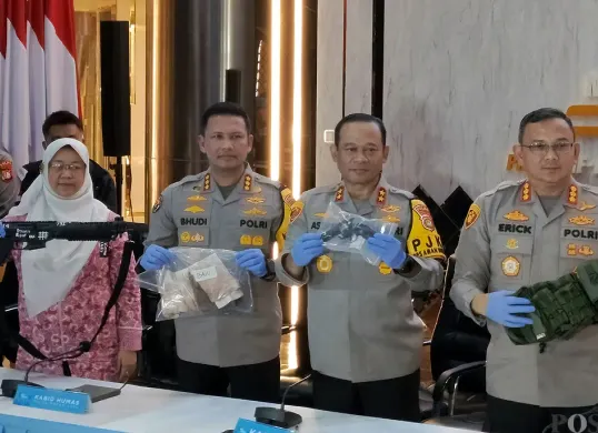 Konferensi pers Polda Metro Jaya dan jajaran terkait pengungkapan insiden ledakan di SMAN 72, Jakarta Utara. (Sumber: POSKOTA | Foto: Ali Mansur)
