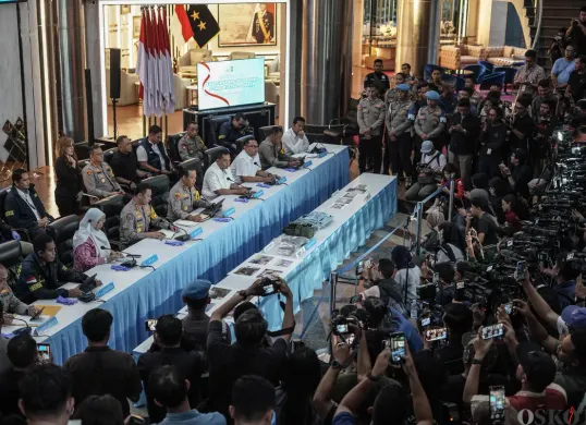 Kapolda Metro Jaya Asep Edi Suheri memberikan keterangan pers terkait penanganan kasus ledakan di SMAN 72 di Gedung Polda Metro Jaya, Jakarta, Selasa, 11 November 2025. (Sumber: Poskota/Bilal Nugraha Ginanjar)