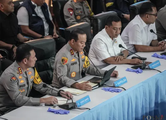 Kapolda Metro Jaya Asep Edi Suheri memberikan keterangan pers terkait penanganan kasus ledakan di SMAN 72 di Gedung Polda Metro Jaya, Jakarta, Selasa, 11 November 2025. (Sumber: Poskota/Bilal Nugraha Ginanjar)