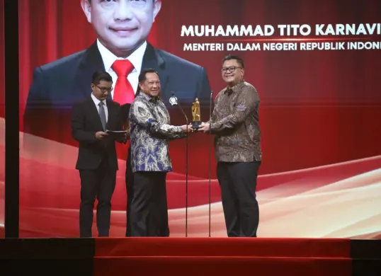 Menteri Dalam Negeri Tito Karnavian menerima penghargaan “Distinguished Leadership in Home Affairs” dari Direktur Utama Garuda TV Fahmi Muhamad Anwari dalam ajang Indonesia Kita Awards di Jakarta. (Sumber: Istimewa)