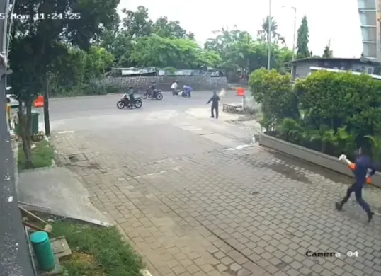 Tangkapan layar cuplikan CCTV aksi perampokan bersenjata tajam di Jalan Raya Nonon Sontani, depan Perumahan Spring Ville, Durenjaya, Bekasi Timur. (Sumber: Istimewa)