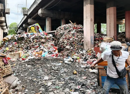 Tumpukan sampah di kolong jalan Tol Wiyoto Wiyono, Tanjung Priok, Jakarta Utara, Selasa, 11 November 2025. (Sumber: POSKOTA | Foto: M Tegar Jihad)
