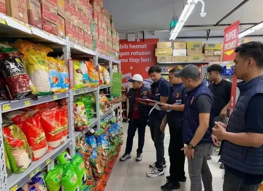 Satgas Pengendalian Harga Beras Polda Metro Jaya cek harga beras di sejumlah pasar tradisional di Jabodetabek. (Sumber: Istimewa)