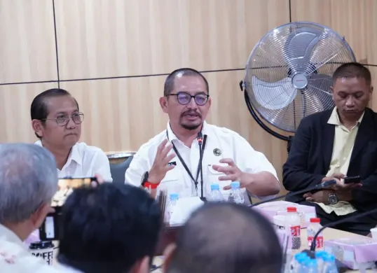 Suasana rapat pembahasan pengelolaan dan pendayagunaan dana sosial keagamaan Buddha di Kantor Kementerian Agama. Peserta tampak aktif berdiskusi dalam forum tersebut. (Sumber: Istimewa)