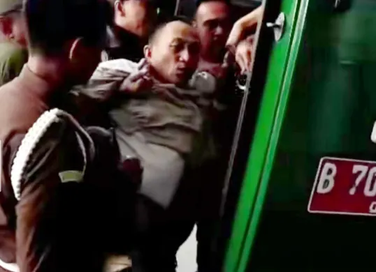 Iwan Hartono, eks Presiden Direktur PT ABB, berontak saat akan dimasukkan ke dalam mobil tahanan usai divonis penjara 2,5 tahun oleh Hakim Kejari Kota Bekasi terkait kasus penipuan proyek revitalisasi Pasar Kranji. (Sumber: Istimewa)