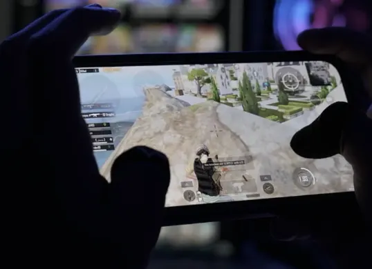 Game berat lancar, kantong tetap aman! Review lengkap 5 HP gaming 2 jutaan dengan spesifikasi dewa 2025. (Sumber: YouTube/Zendex)