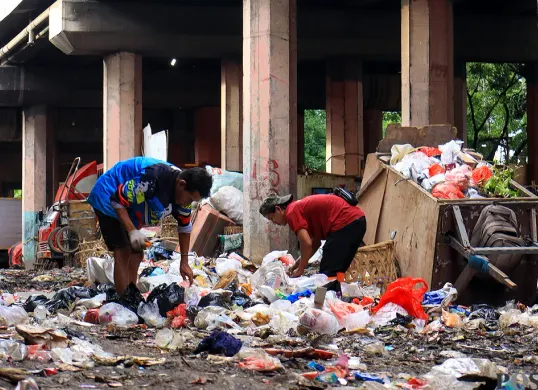 Warga gotong royong membersihkan tumpukan sampah yang menggunung di kolong Tol Wiyoto Wiyono, Tanjung Priok, Jakarta Utara pada Rabu, 12 November 2025. (Sumber: POSKOTA | Foto: Dhiya Ahmad Fauzan/M2)