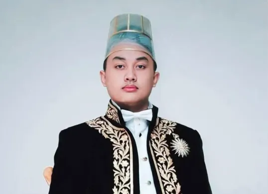 Gusti Purbaya akan dilantik secara resmi sebagai Raja Keraton Surakarta dengan gelar Sampeyan Dalem Ingkang Sinuhun Kanjeng Susuhunan Pakubuwono XIV pada Sabtu, 15 November 2025. (Sumber: Instagram/@sarungbenarief)