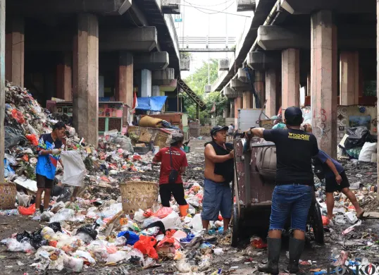 Gunung Sampah di Kolong tol Wiyoto Wiyono Sudah Dibersihkan Warga Sekitar Secara Gotong Royong