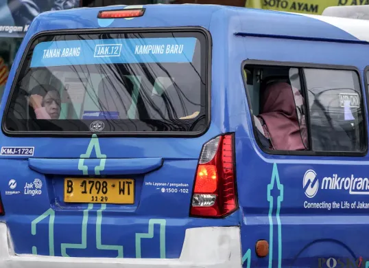 Mikrotrans JakLingko melintas di Jalan Palmerah, Jakarta Barat, Rabu, 12 November 2025. (Sumber: POSKOTA | Foto: Bilal Nugraha Ginanjar)