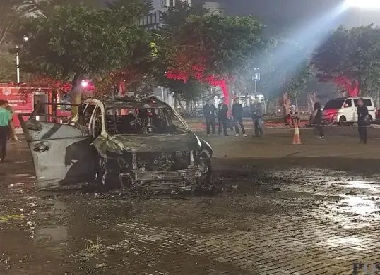 Ilustrasi mobil terbakar akibat konsleting di bagian kelistrikan. (Sumber: Poskota/Erwan Hartawan)