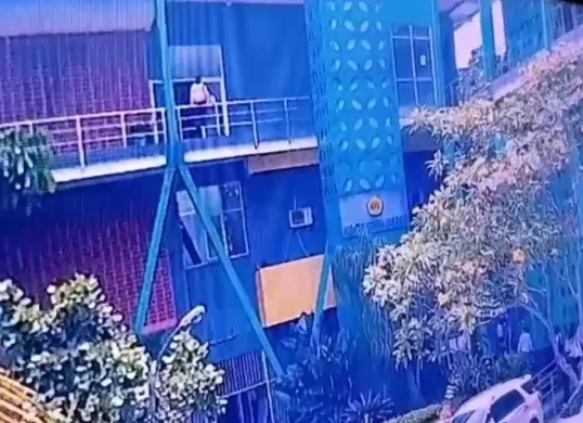 Tangkapan layar detik-detik mahasiswi Universitas Pakuan sebelum terjatuh dari lantai tiga gedung Fakultas Manajemen.