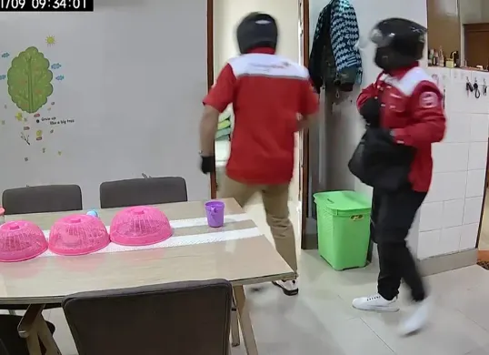 Tangkap layar rekaman CCTV dua pelaku pembobolan rumah mewah berpura-pura jadi petugas IndiHome di Jalan Wijaya Kusuma, Jatiwaringin, Pondokgede, Kota Bekasi.